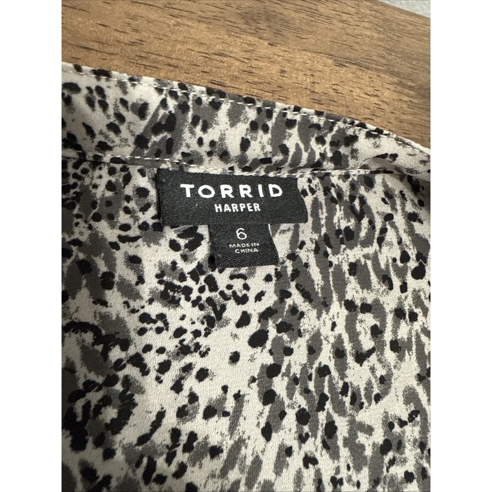 Torrid Plus Size Harper Black Gray Blouse Shirt Top 6X 6 Lightweight - Picture 4 of 5